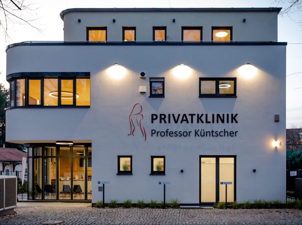 Das Gebäude der Privatklinik Professor Küntscher in Hohen Neuendorf