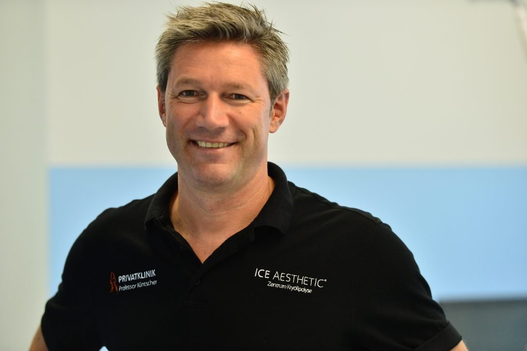 Prof. Dr. med. Markus Küntscher an seinem Schreibtisch
